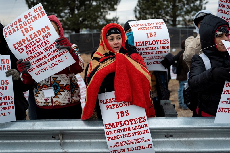 Para pekerja pengolahan daging JBS melakukan pemogokan di Greeley, Colorado, AS, Senin (16/3/2026). (REUTERS/Cheney Orr)