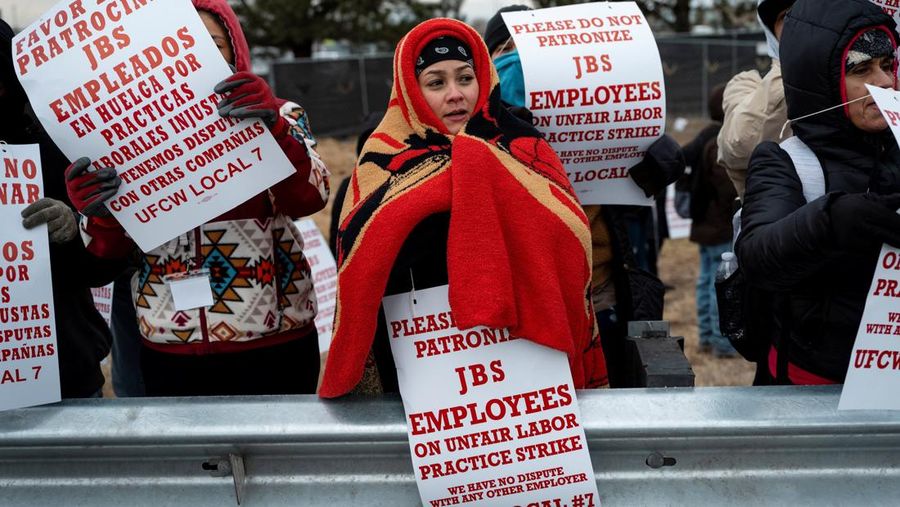 Para pekerja pengolahan daging JBS melakukan pemogokan di Greeley, Colorado, AS, Senin (16/3/2026). (REUTERS/Cheney Orr)