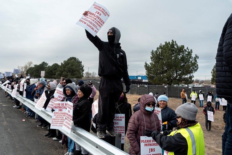 Para pekerja pengolahan daging JBS melakukan pemogokan di Greeley, Colorado, AS, Senin (16/3/2026). (REUTERS/Cheney Orr)