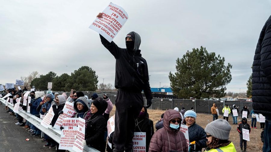 Para pekerja pengolahan daging JBS melakukan pemogokan di Greeley, Colorado, AS, Senin (16/3/2026). (REUTERS/Cheney Orr)