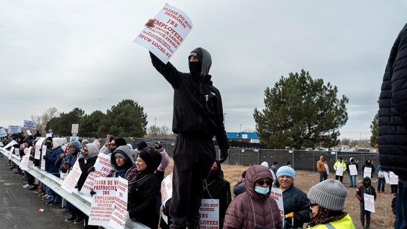 Para pekerja pengolahan daging JBS melakukan pemogokan di Greeley, Colorado, AS, Senin (16/3/2026). (REUTERS/Cheney Orr)