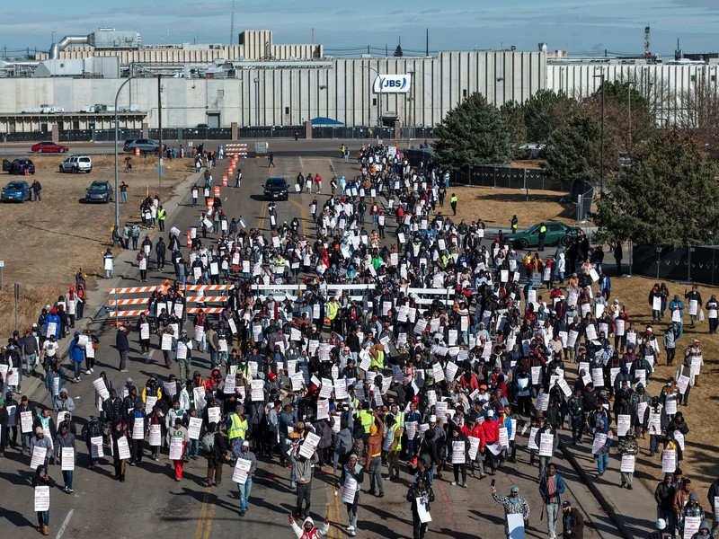 Para pekerja pengolahan daging JBS melakukan pemogokan di Greeley, Colorado, AS, Senin (16/3/2026). (REUTERS/Cheney Orr)