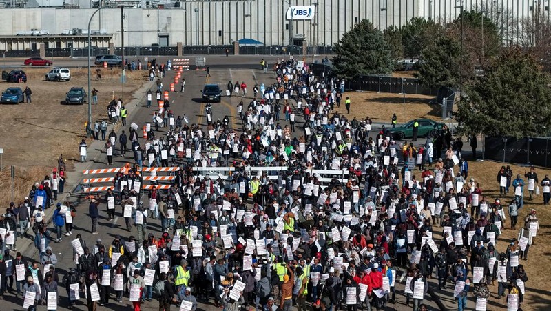 Para pekerja pengolahan daging JBS melakukan pemogokan di Greeley, Colorado, AS, Senin (16/3/2026). (REUTERS/Cheney Orr)