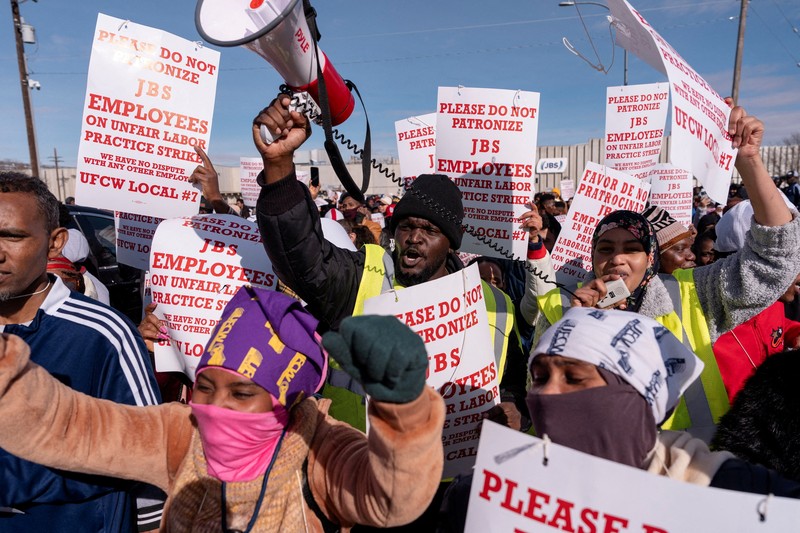 Para pekerja pengolahan daging JBS melakukan pemogokan di Greeley, Colorado, AS, Senin (16/3/2026). (REUTERS/Cheney Orr)