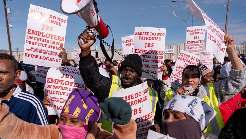 Para pekerja pengolahan daging JBS melakukan pemogokan di Greeley, Colorado, AS, Senin (16/3/2026). (REUTERS/Cheney Orr)