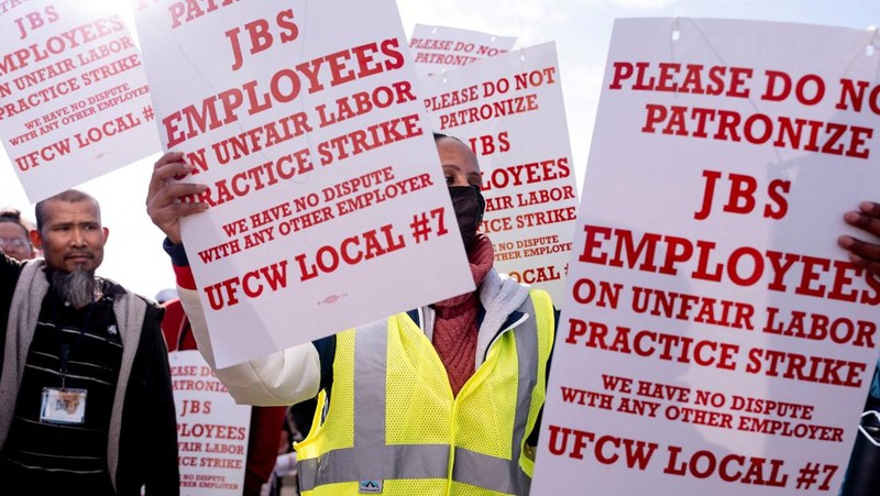 Para pekerja pengolahan daging JBS melakukan pemogokan di Greeley, Colorado, AS, Senin (16/3/2026). (REUTERS/Cheney Orr)