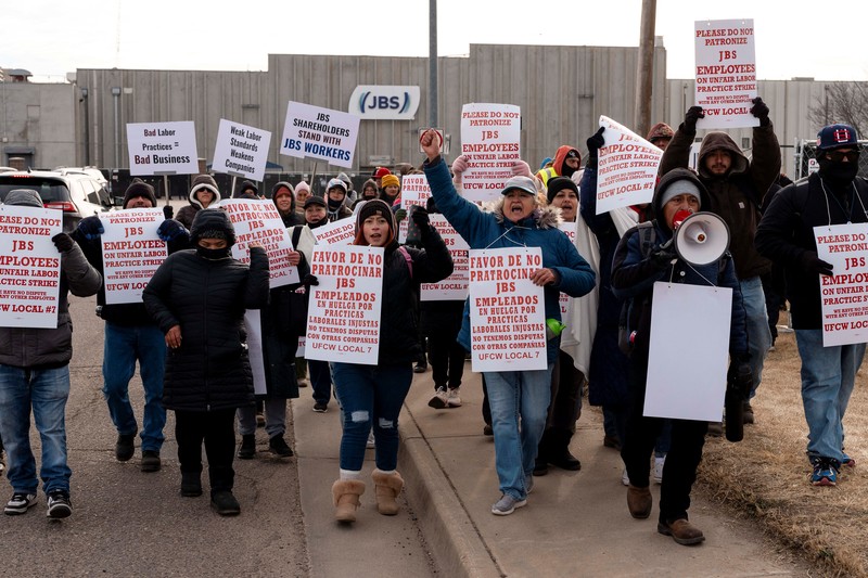 Para pekerja pengolahan daging JBS melakukan pemogokan di Greeley, Colorado, AS, Senin (16/3/2026). (REUTERS/Cheney Orr)