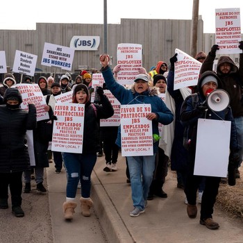 Potret Pekerja Pabrik Daging Mogok Kerja Tuntut Kenaikan Gaji