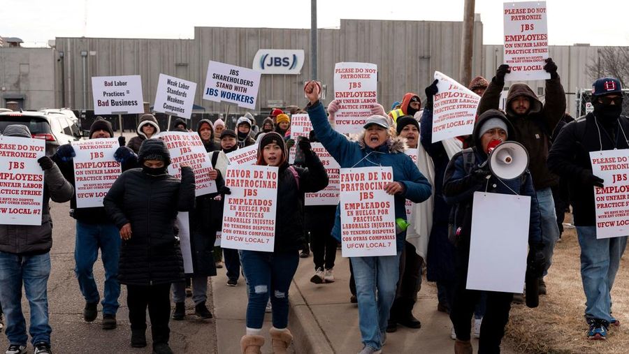 Para pekerja pengolahan daging JBS melakukan pemogokan di Greeley, Colorado, AS, Senin (16/3/2026). (REUTERS/Cheney Orr)