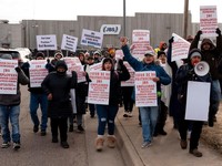 Potret Pekerja Pabrik Daging Mogok Kerja Tuntut Kenaikan Gaji