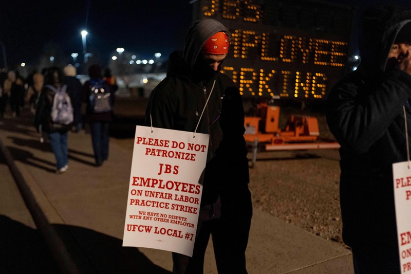 Para pekerja pengolahan daging JBS melakukan pemogokan di Greeley, Colorado, AS, Senin (16/3/2026). (REUTERS/Cheney Orr)