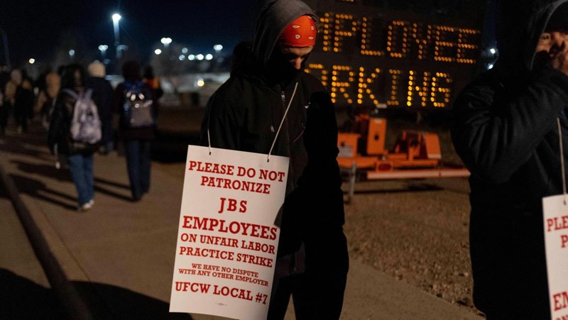 Para pekerja pengolahan daging JBS melakukan pemogokan di Greeley, Colorado, AS, Senin (16/3/2026). (REUTERS/Cheney Orr)