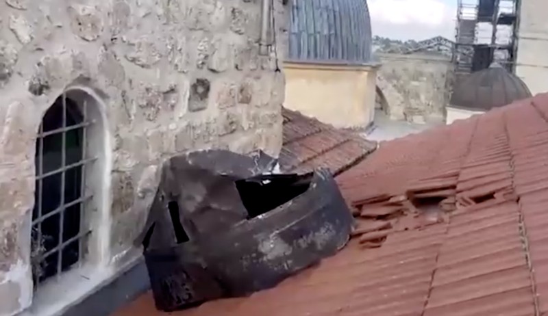 Sebuah area di kompleks Al-Aqsa, yang dikenal oleh orang Yahudi sebagai Bukit Bait Suci, diberi garis pembatas oleh setelah polisi Israel mengatakan mereka menemukan pecahan rudal di Kota Tua Yerusalem, Senin (16/3/2026). (Israel Police/Handout via REUTERS)