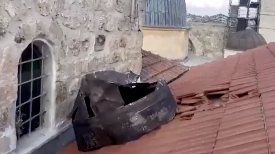 Sebuah area di kompleks Al-Aqsa, yang dikenal oleh orang Yahudi sebagai Bukit Bait Suci, diberi garis pembatas oleh setelah polisi Israel mengatakan mereka menemukan pecahan rudal di Kota Tua Yerusalem, Senin (16/3/2026). (Israel Police/Handout via REUTERS)