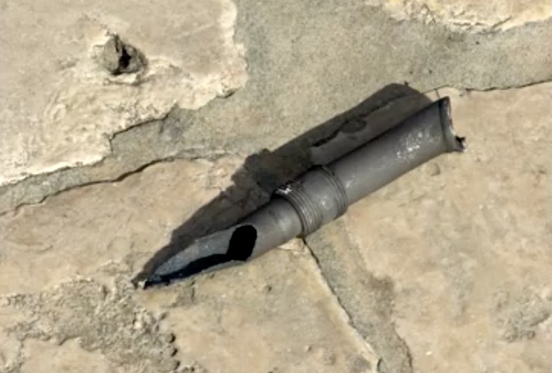 Sebuah area di kompleks Al-Aqsa, yang dikenal oleh orang Yahudi sebagai Bukit Bait Suci, diberi garis pembatas oleh setelah polisi Israel mengatakan mereka menemukan pecahan rudal di Kota Tua Yerusalem, Senin (16/3/2026). (Israel Police/Handout via REUTERS)