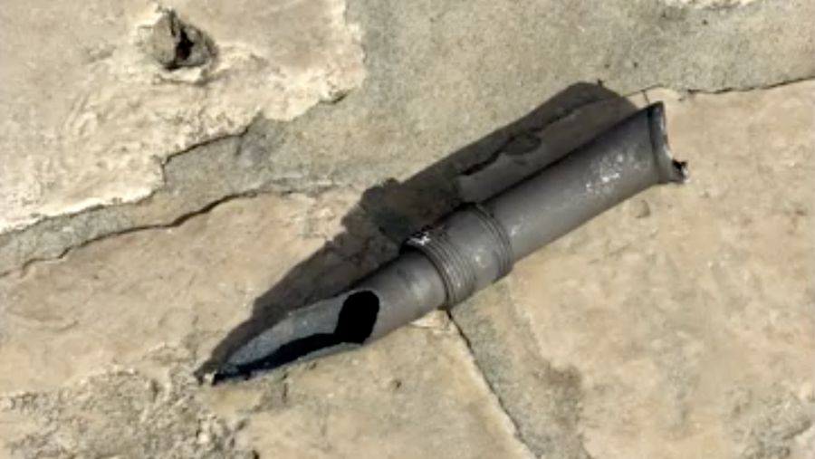 Sebuah area di kompleks Al-Aqsa, yang dikenal oleh orang Yahudi sebagai Bukit Bait Suci, diberi garis pembatas oleh setelah polisi Israel mengatakan mereka menemukan pecahan rudal di Kota Tua Yerusalem, Senin (16/3/2026). (Israel Police/Handout via REUTERS)