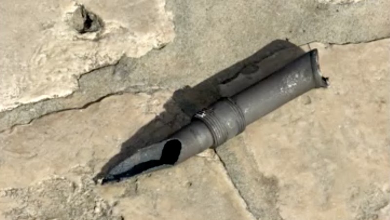 Sebuah area di kompleks Al-Aqsa, yang dikenal oleh orang Yahudi sebagai Bukit Bait Suci, diberi garis pembatas oleh setelah polisi Israel mengatakan mereka menemukan pecahan rudal di Kota Tua Yerusalem, Senin (16/3/2026). (Israel Police/Handout via REUTERS)