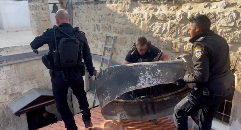 Sebuah area di kompleks Al-Aqsa, yang dikenal oleh orang Yahudi sebagai Bukit Bait Suci, diberi garis pembatas oleh setelah polisi Israel mengatakan mereka menemukan pecahan rudal di Kota Tua Yerusalem, Senin (16/3/2026). (Israel Police/Handout via REUTERS)