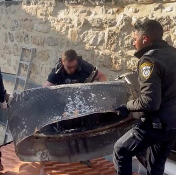 Penampakan Serpihan Rudal Iran Jatuh di Kompleks Masjid Al Aqsa