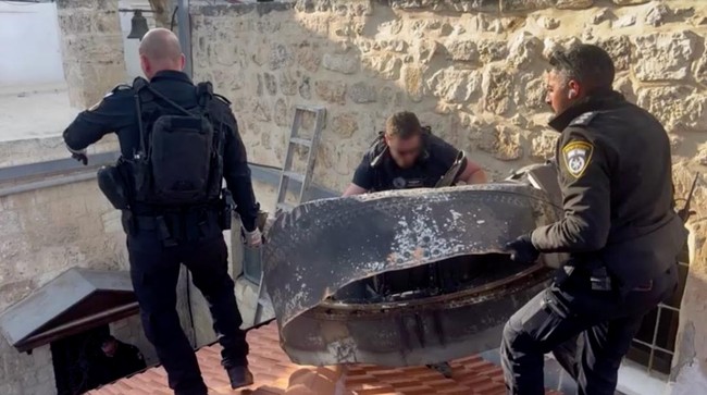 Penampakan Serpihan Rudal Iran Jatuh di Kompleks Masjid Al Aqsa