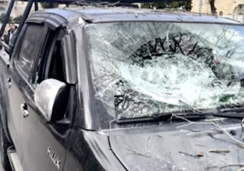 Sebuah area di kompleks Al-Aqsa, yang dikenal oleh orang Yahudi sebagai Bukit Bait Suci, diberi garis pembatas oleh setelah polisi Israel mengatakan mereka menemukan pecahan rudal di Kota Tua Yerusalem, Senin (16/3/2026). (Israel Police/Handout via REUTERS)