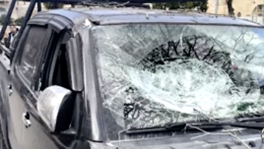 Sebuah area di kompleks Al-Aqsa, yang dikenal oleh orang Yahudi sebagai Bukit Bait Suci, diberi garis pembatas oleh setelah polisi Israel mengatakan mereka menemukan pecahan rudal di Kota Tua Yerusalem, Senin (16/3/2026). (Israel Police/Handout via REUTERS)