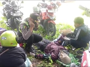 Video: Momen Polisi Bangunkan Sopir Tertidur-Pingsan di Gilimanuk