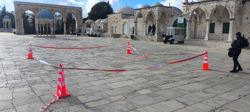 Sebuah area di kompleks Al-Aqsa, yang dikenal oleh orang Yahudi sebagai Bukit Bait Suci, diberi garis pembatas oleh setelah polisi Israel mengatakan mereka menemukan pecahan rudal di Kota Tua Yerusalem, Senin (16/3/2026). (Israel Police/Handout via REUTERS)