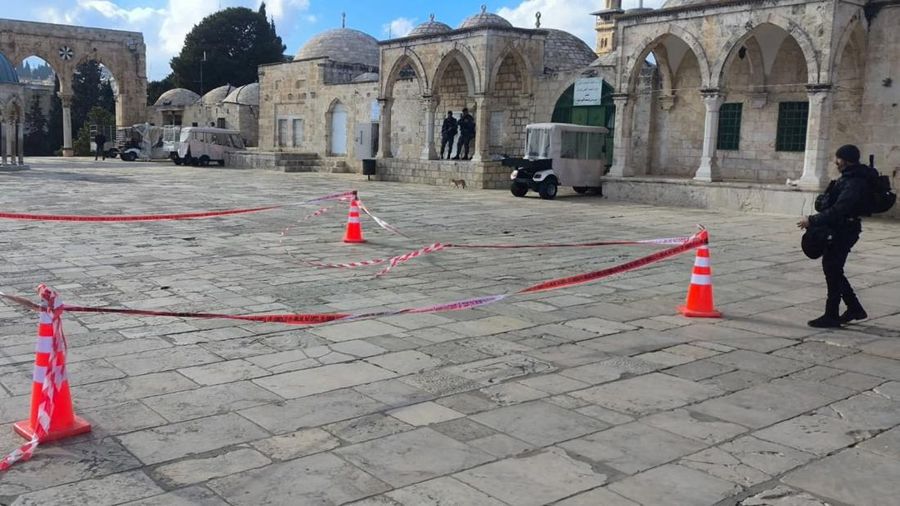 Sebuah area di kompleks Al-Aqsa, yang dikenal oleh orang Yahudi sebagai Bukit Bait Suci, diberi garis pembatas oleh setelah polisi Israel mengatakan mereka menemukan pecahan rudal di Kota Tua Yerusalem, Senin (16/3/2026). (Israel Police/Handout via REUTERS)
