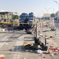 Sebuah truk polisi Nigeria terparkir di Pasar Senin Maiduguri yang sepi pada pagi hari setelah beberapa ledakan mengguncang kota Maiduguri di timur laut, Negara Bagian Borno, Nigeria, 17 Maret 2026. (REUTERS/Ahmed Kingimi)