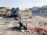 Sebuah truk polisi Nigeria terparkir di Pasar Senin Maiduguri yang sepi pada pagi hari setelah beberapa ledakan mengguncang kota Maiduguri di timur laut, Negara Bagian Borno, Nigeria, 17 Maret 2026. (REUTERS/Ahmed Kingimi)