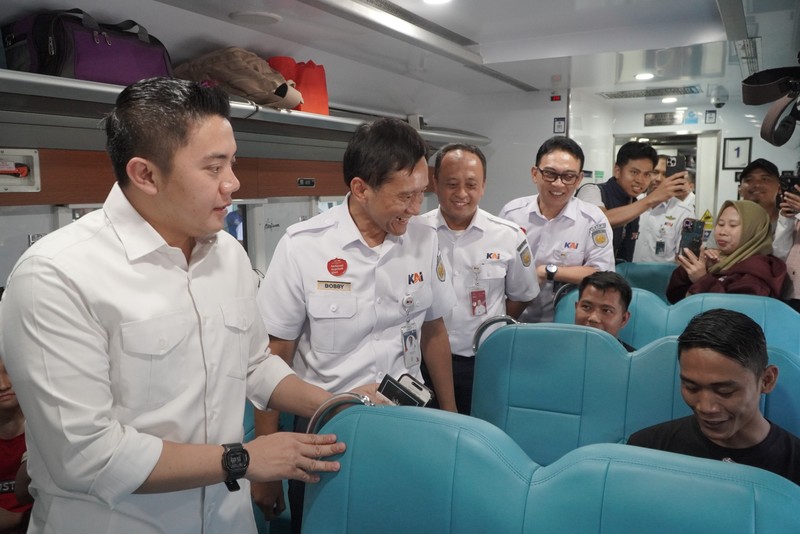 Sekretaris Kabinet Teddy Indra Wijaya meninjau situasi arus mudik di Stasiun Pasarsenen, Jakarta, pada Selasa (17/3/2026). (Dok. KAI)