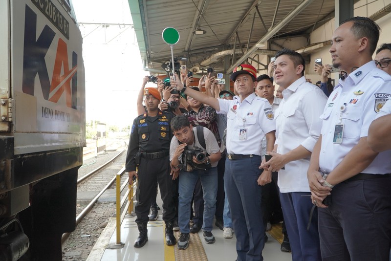Sekretaris Kabinet Teddy Indra Wijaya meninjau situasi arus mudik di Stasiun Pasarsenen, Jakarta, pada Selasa (17/3/2026). (Dok. KAI)