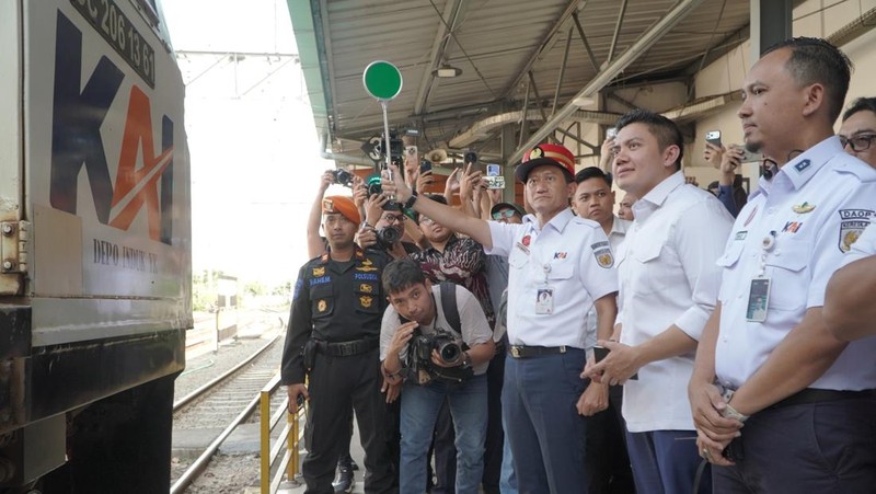 Sekretaris Kabinet Teddy Indra Wijaya meninjau situasi arus mudik di Stasiun Pasarsenen, Jakarta, pada Selasa (17/3/2026). (Dok. KAI)
