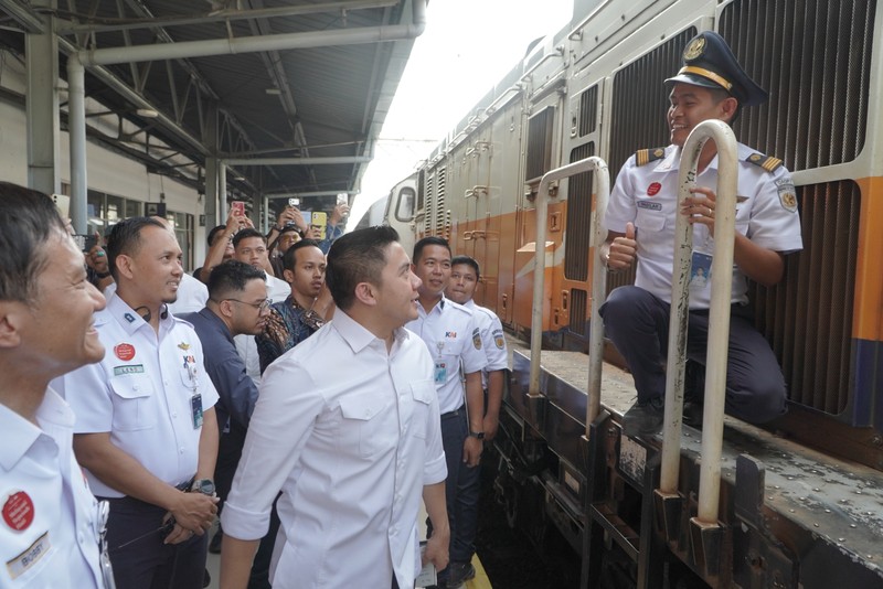 Sekretaris Kabinet Teddy Indra Wijaya meninjau situasi arus mudik di Stasiun Pasarsenen, Jakarta, pada Selasa (17/3/2026). (Dok. KAI)
