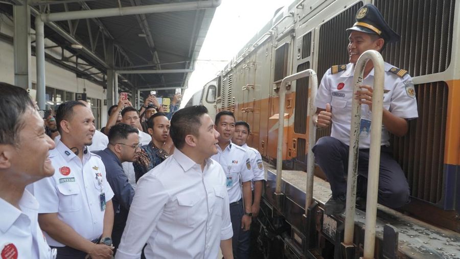 Sekretaris Kabinet Teddy Indra Wijaya meninjau situasi arus mudik di Stasiun Pasarsenen, Jakarta, pada Selasa (17/3/2026). (Dok. KAI)