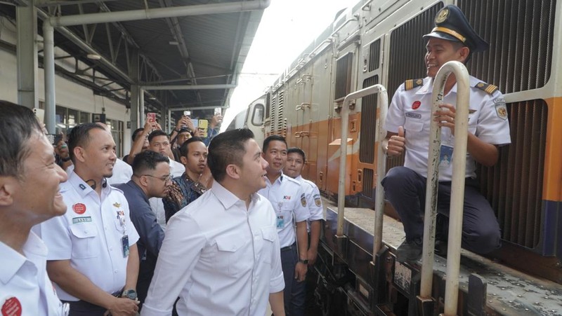 Sekretaris Kabinet Teddy Indra Wijaya meninjau situasi arus mudik di Stasiun Pasarsenen, Jakarta, pada Selasa (17/3/2026). (Dok. KAI)