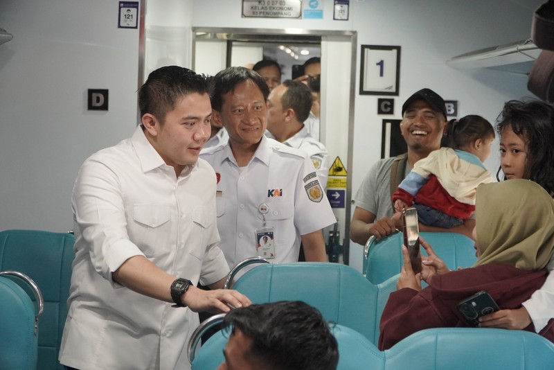 Sekretaris Kabinet Teddy Indra Wijaya meninjau situasi arus mudik di Stasiun Pasarsenen, Jakarta, pada Selasa (17/3/2026). (Dok. KAI)