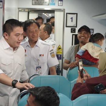 Seskab Teddy Blusukan ke Stasiun Pasarsenen Cek KA Ekonomi Kerakyatan