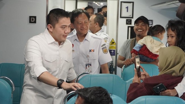 Seskab Teddy Blusukan ke Stasiun Pasarsenen Cek KA Ekonomi Kerakyatan