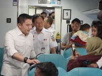 Seskab Teddy Blusukan ke Stasiun Pasarsenen Cek KA Ekonomi Kerakyatan