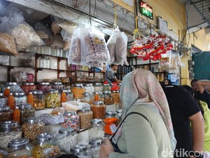 Jelang Lebaran, Pedagang Kue di Pasar Petisah Medan Keluhkan Sepi Pembeli