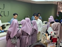 Jelang Lebaran, Gibran Belanja Baju Baru Bareng Anak Panti di Blok M