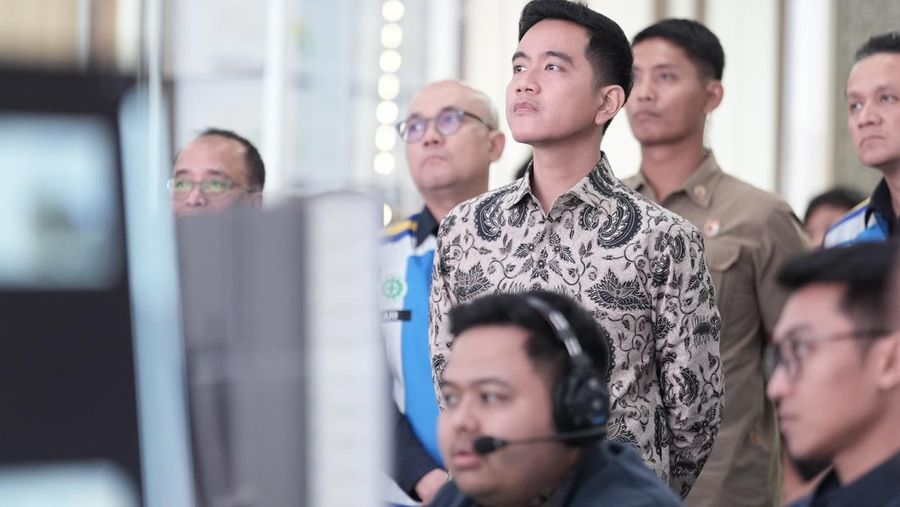 Wakil Presiden Republik Indonesia Gibran Rakabuming Raka meninjau langsung pengaturan lalu lintas arus mudik Hari Raya Idulfitri 1447H/Lebaran 2026 di Jasamarga Tollroad Command Center (JMTC), Bekasi, Jawa Barat, pada Selasa (17/3/2026).