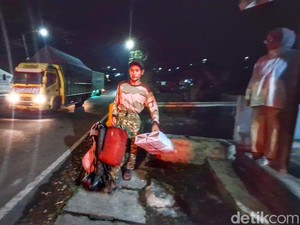 Pedagang Cilok di Bandung Mudik ke Ciamis Jalan Kaki-Numpang Truk