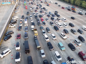 Video Antrean Panjang Kendaraan di GT Cikampek Utama
