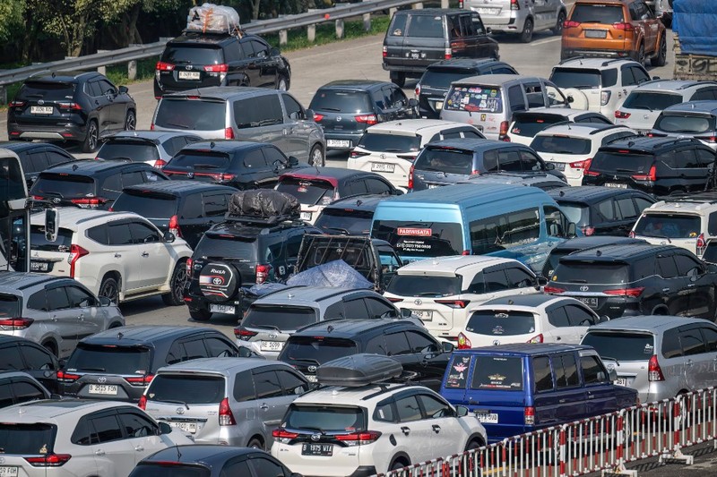 Kendaraan terjebak kemacetan di jalan tol keluar Jakarta dekat gerbang tol di Cikampek, Jawa Barat, Rabu (17/3/2026). (AFP/BAY ISMOYO)