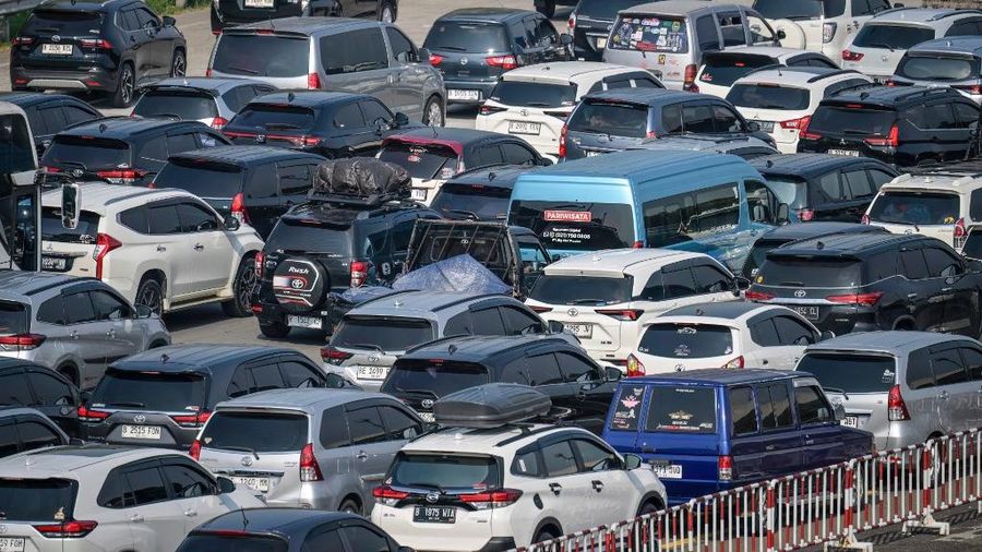 Kendaraan terjebak kemacetan di jalan tol keluar Jakarta dekat gerbang tol di Cikampek, Jawa Barat, Rabu (17/3/2026). (AFP/BAY ISMOYO)