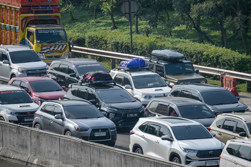 Kendaraan terjebak kemacetan di jalan tol keluar Jakarta dekat gerbang tol di Cikampek, Jawa Barat, Rabu (17/3/2026). (AFP/BAY ISMOYO)
