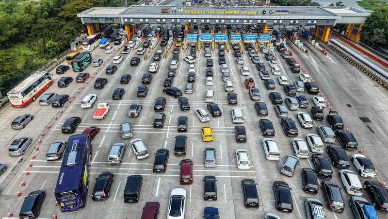 Kendaraan terjebak kemacetan di jalan tol keluar Jakarta dekat gerbang tol di Cikampek, Jawa Barat, Rabu (17/3/2026). (AFP/BAY ISMOYO)